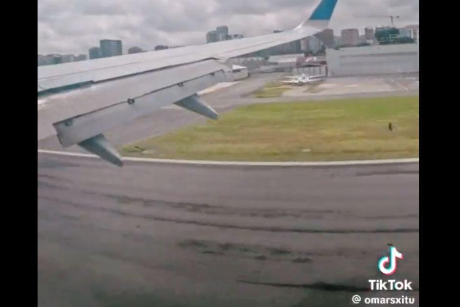 Un pasajero captó el momento en el que avión tuvo fallas para aterrizar en el Aeropuerto Internacional La Aurora. (Foto: captura de pantalla)&nbsp;