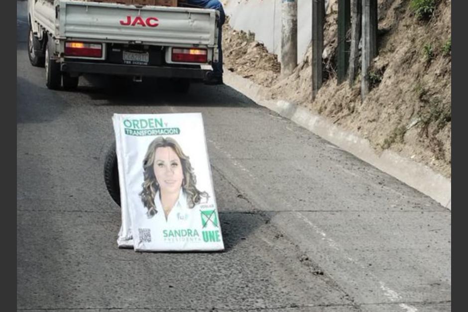 La pancarta de un partido pol&iacute;tico que fue utilizada para alertar de un veh&iacute;culo varado se ha viralizado. (Foto: redes sociales)&nbsp;