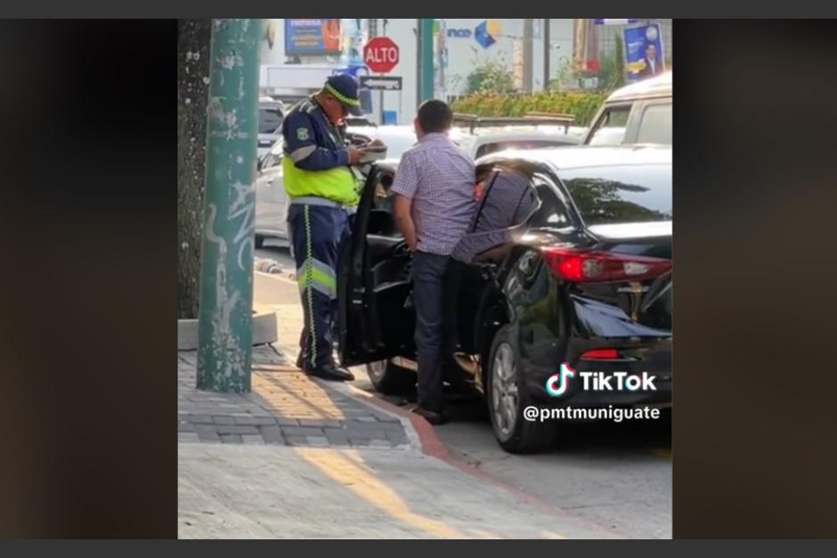Un conductor que utiliz&oacute; la ciclov&iacute;a para avanzar y llegar a su destino fue sorprendido por la PMT y fue multado. (Foto: captura de pantalla)&nbsp;