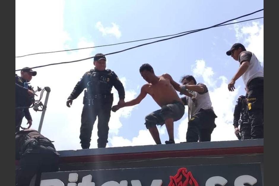 Un hombre qued&oacute; atrapado en una chimenea cuando intentaba entrar al recinto de un club nocturno. (Foto: Bomberos Voluntarios)
