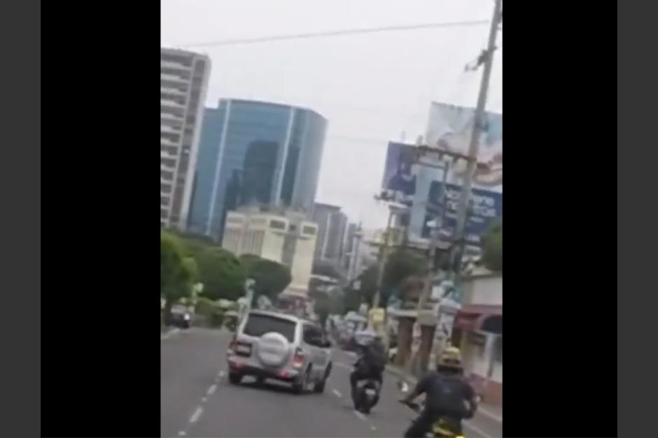 La imprudencia ente un conductor y un motorista qued&oacute; captada en video. (Foto: captura de pantalla)&nbsp;