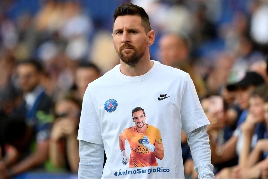 Lionel Messi porta una camiseta conmemorativa de Sergio Rico, portero que sufri&oacute; un accidente. (Foto: AFP)