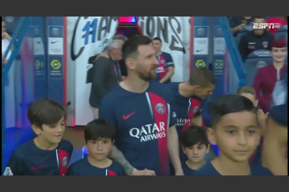 El campe&oacute;n de Francia sali&oacute; junto a Thiago, Mateo y Ciro salieron de la mano de su padre al centro del campo. (Captura Video)