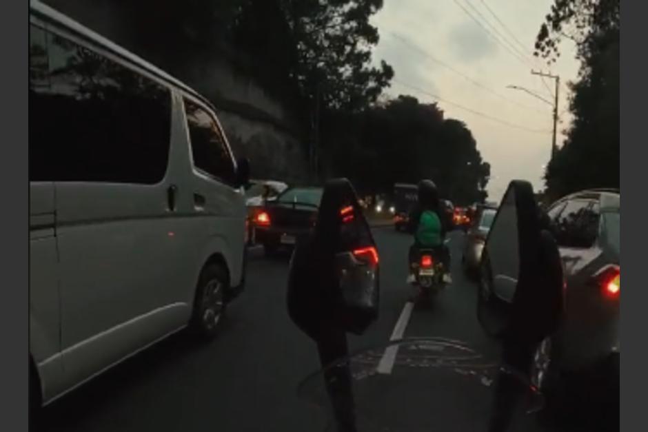 El motorista documentó el susto que pasó en pleno tránsito por una imprudencia. (Foto: captura de video)