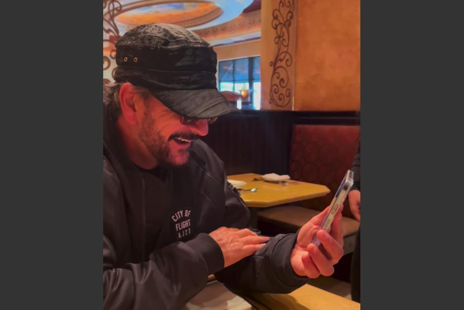El cantautor guatemalteco sorprendió a una seguidora en Boston a través de una videollamada. (Foto: captura de video)