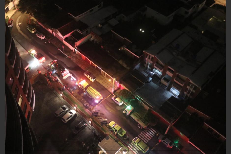 Un incendio se produjo en uno de los edificios de apartamentos en zona 14. (Foto: Bomberos Municipales)