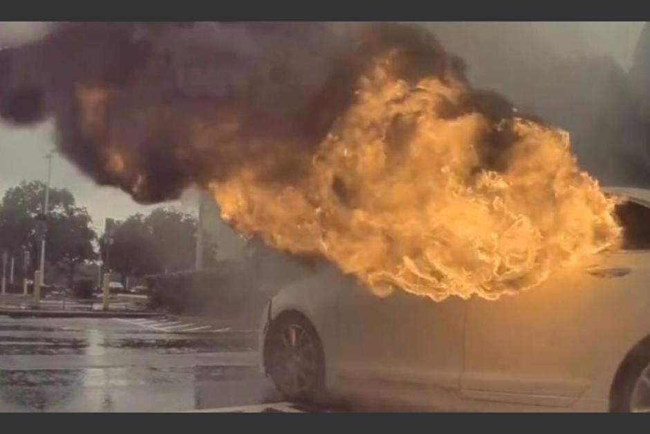 Una mujer robaba en tienda mientras que su auto de incendiaba con sus hijos dentro. (Foto:&nbsp;Digital News QR)