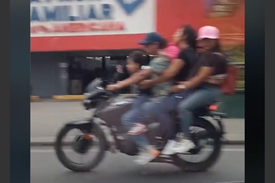 La imprudencia de un motorista en la calzada San Juan quedó captada en video. (Foto: captura de pantalla)&nbsp;