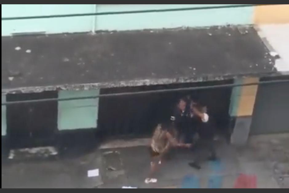 Usuarios de redes sociales identifican a delincuentes que asaltaron y golpearon a un peat&oacute;n en la zona 1 capitalina. (Foto: captura de video)