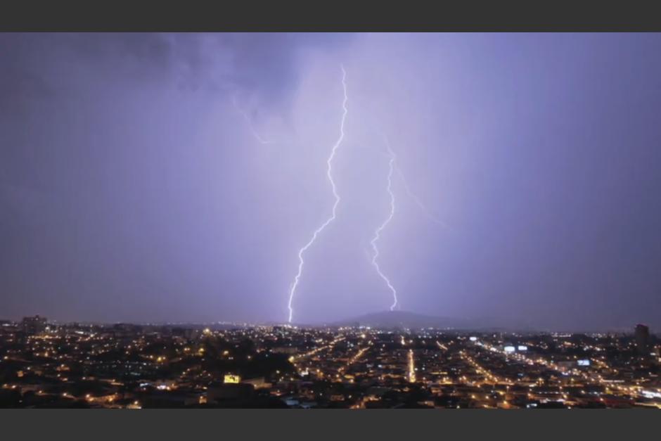 La impresionante tormenta el&eacute;ctrica en la Ciudad de Guatemala qued&oacute; captada en video. (Foto: captura de pantalla)&nbsp;