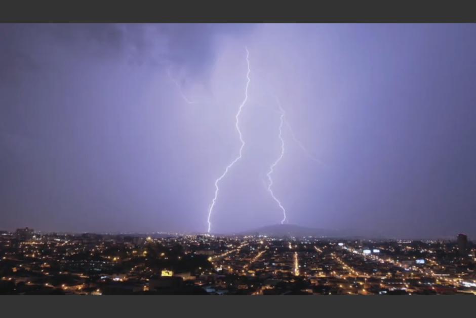La impresionante tormenta eléctrica en la Ciudad de Guatemala quedó captada en video. (Foto: captura de pantalla)&nbsp;
