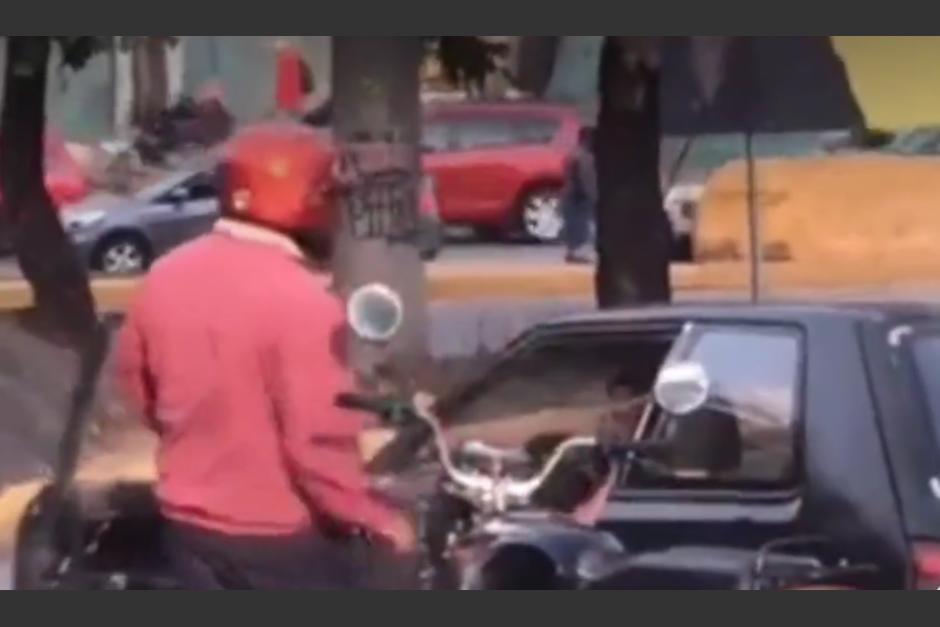 La pelea entre un motorista y un conductor en el tránsito de El Naranjo quedó captado en video. (Foto: captura de pantalla)&nbsp;