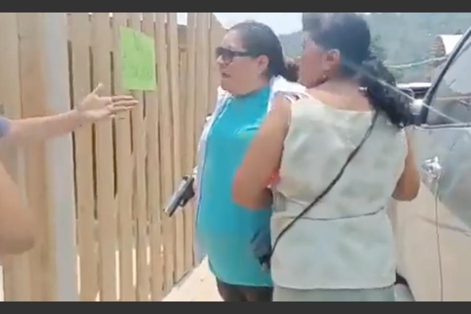 Susana Ponce, simpatizante del partido Valor, protagonizó un altercado con simpatizantes de la UNE en abril pasado. (Foto: captura de pantalla)