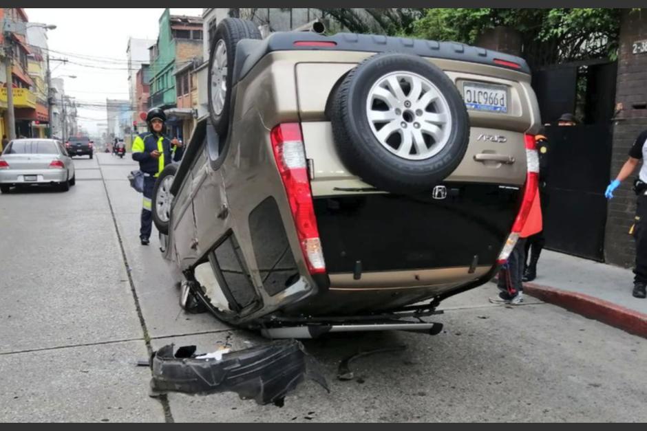 Nuevos videos del accidente de un conductor en zona 1 han salido a la luz. (Foto: Bomberos Voluntarios)&nbsp;
