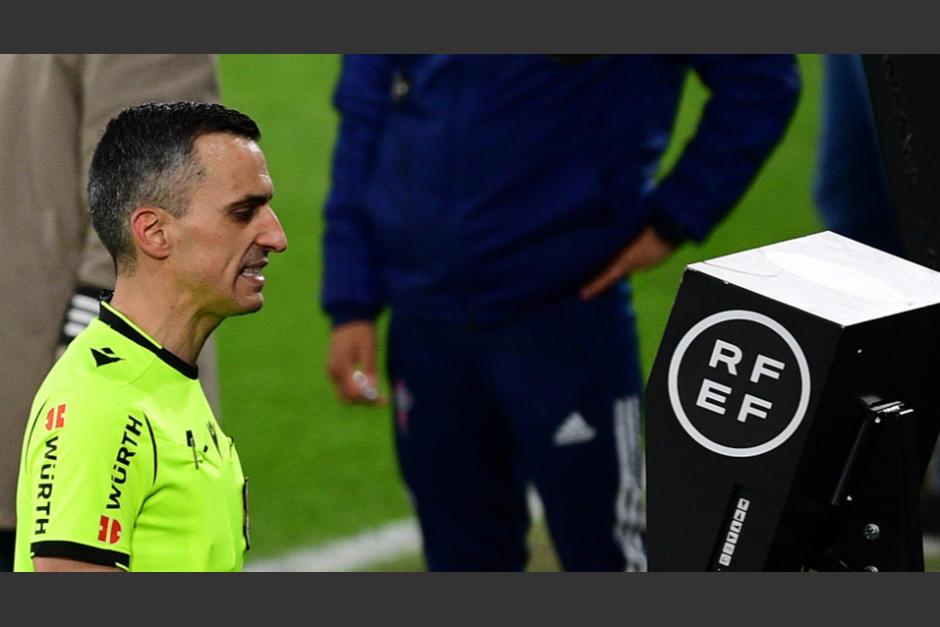Un arbitro consulta el VAR en un partido de La Liga espa&ntilde;ola. (Foto: @LaLiga)