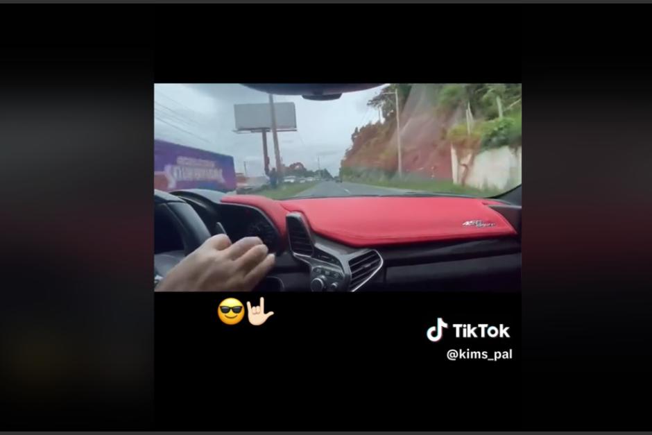 Una conductora document&oacute; sus habilidades para conducir un auto deportivo. (Foto: captura de pantalla)&nbsp;