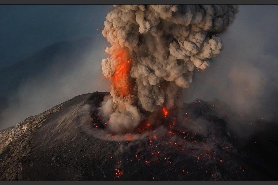 El fot&oacute;grafo guatemalteco capt&oacute; el momento exacto en que el volc&aacute;n de Fuego hizo erupci&oacute;n. (Foto: Diego Rizzo/Instagram)