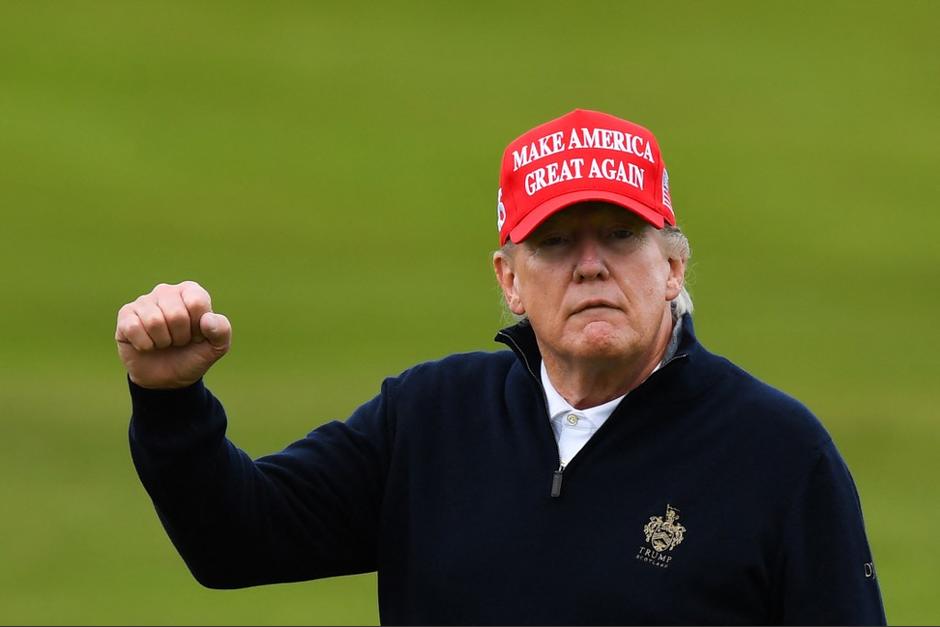 Donald Trump utilizando una gorra con su lema. (Foto: AFP)