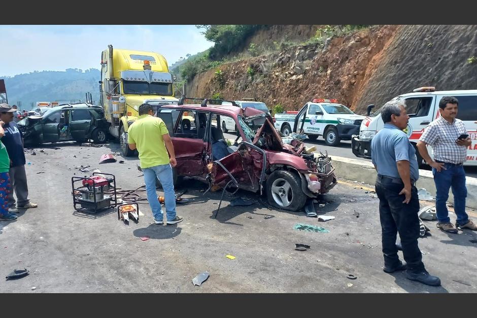 Al menos diez vehículos estuvieron involucrados en un fuerte accidente de tránsito en el Libramiento Chimaltenango. (Foto: Bomberos Voluntarios)