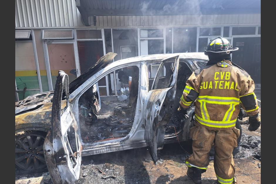 Un vehículo se incendió en el interior de un taller mecánico privado en Ciudad San Cristóbal, el incidente genera tránsito lento. (Foto: Bomberos Voluntarios)