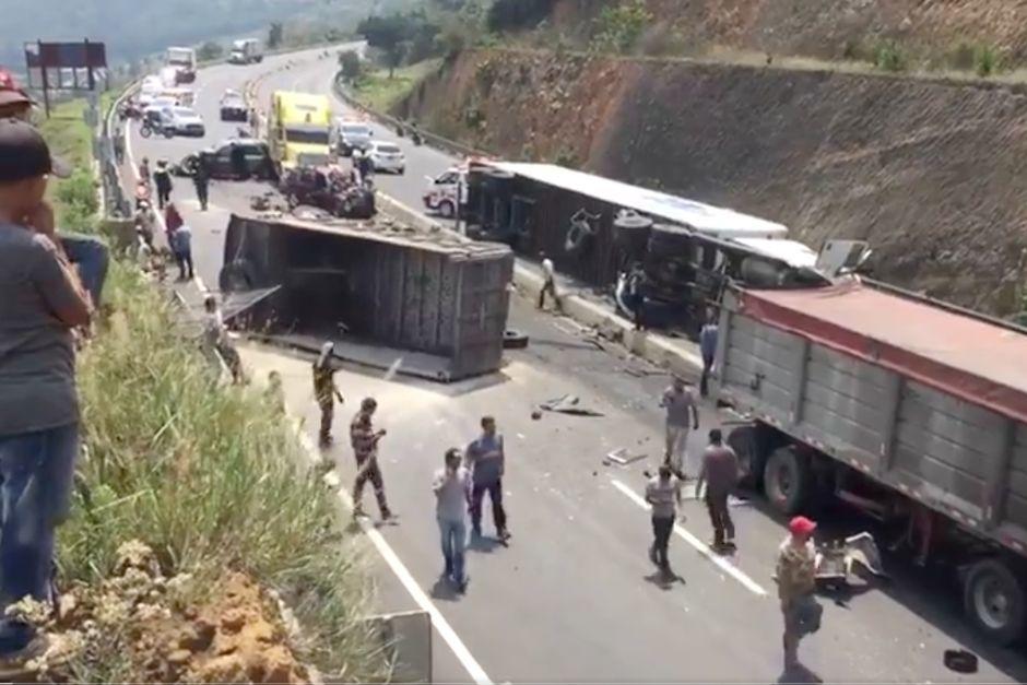 Un accidente de tránsito ocurrió en el Libramiento Chimaltenango. Se reporta que cinco carros están involucrados. (Foto: captura de video)