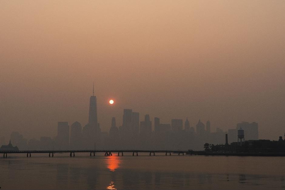 Los incendios ocurridos en Canadá cubren de humo la ciudad de New York. (Foto: AFP)
