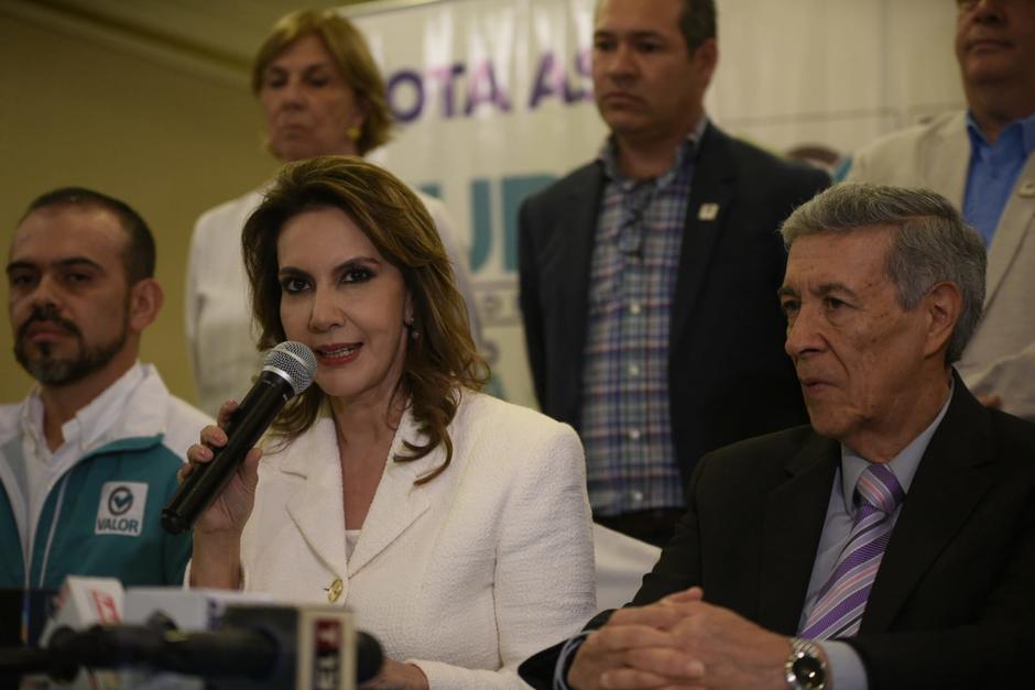 La candidata presidencial Zury Ríos respondió al incidente con una mujer que la esperaba para saludarla. (Foto: Wilder López/Soy502)