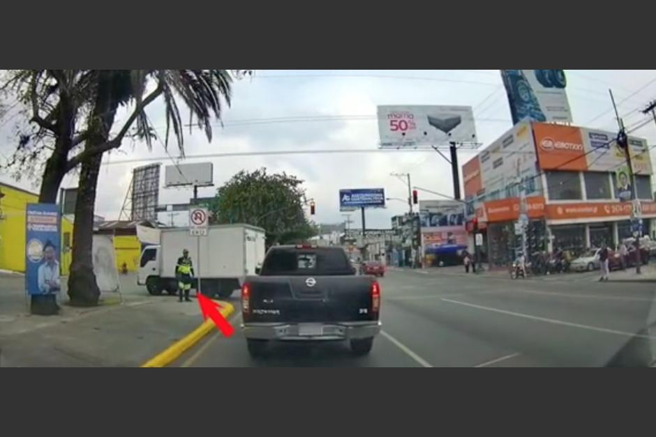 Captan a un camión que vira en "U" frente a un agente de la PMT de la Ciudad de Guatemala. (Foto: captura de video)