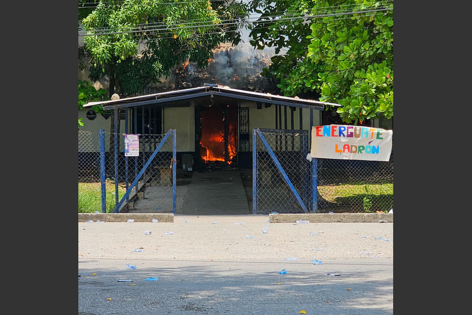 Este viernes fueron quemadas las instalaciones de Energuate en San Benito, Pet&eacute;n. (Foto: redes sociales)