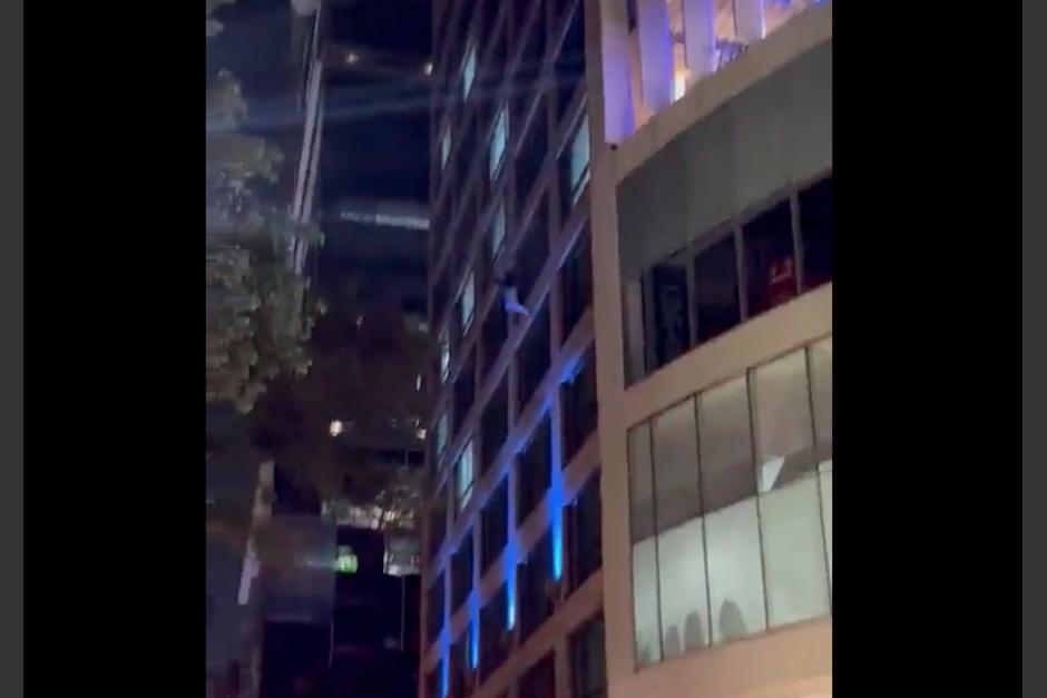 Una mujer amenaz&oacute; por m&aacute;s de 30 minutos con lanzarse desde un hotel en la plaza Reforma 222. (Foto: Captura de pantalla)