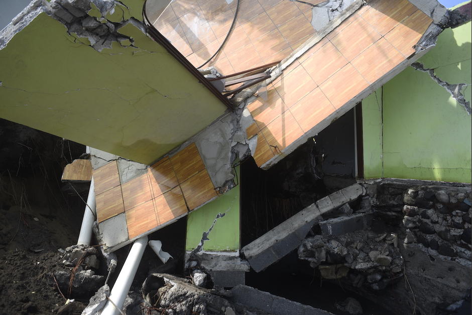 La fuerza del mar destruy&oacute; un chalet en Sipacate, Escuintla. (Foto: Wilder L&oacute;pez/Soy502)