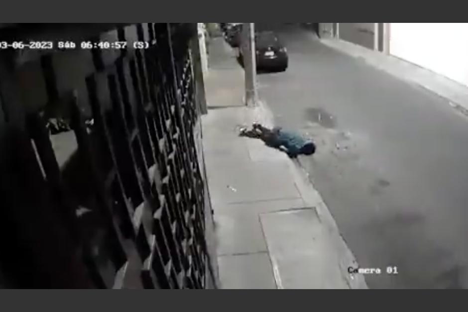 Captan a un presunto ladrón que cae del techo de una vivienda, en donde se encontraba cortando alambre de púas. (Foto: captura de video)