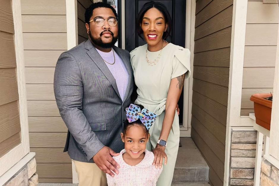 Al ver que no atend&iacute;an la emergencia, la mujer intent&oacute; salvarlo pero no pudo. (Foto: Twitter/ @Phil_Lewis_)