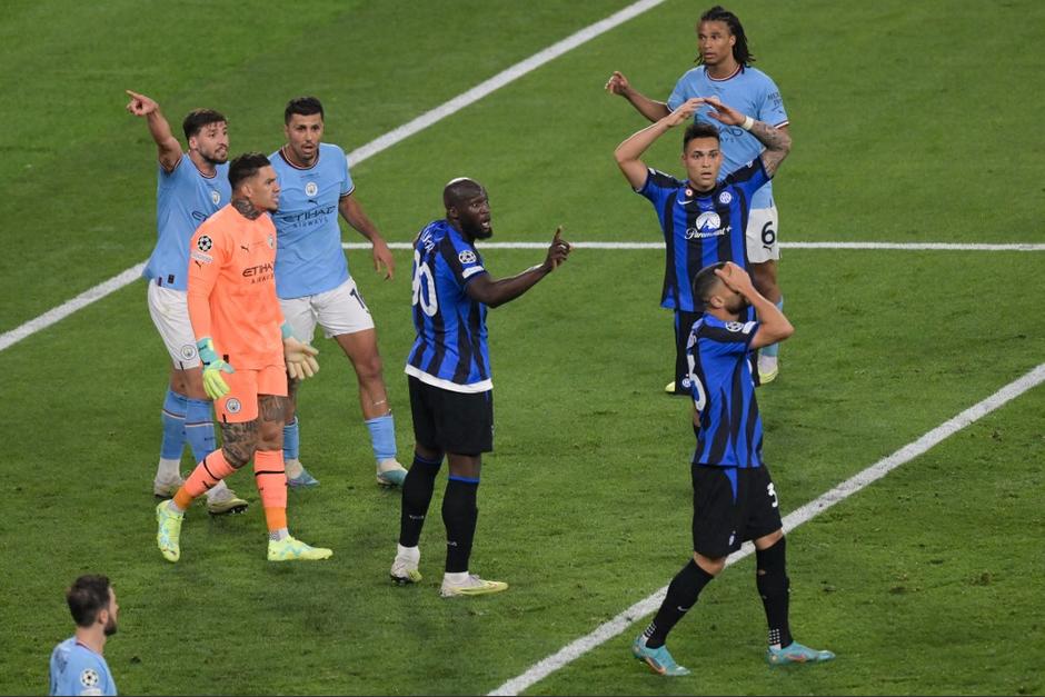 Lukaku, delantero estrella del Inter de Milán, fue el "defensa" tras un remate de su compañero que sería el empate ante el Manchester City. (Foto: AFP)