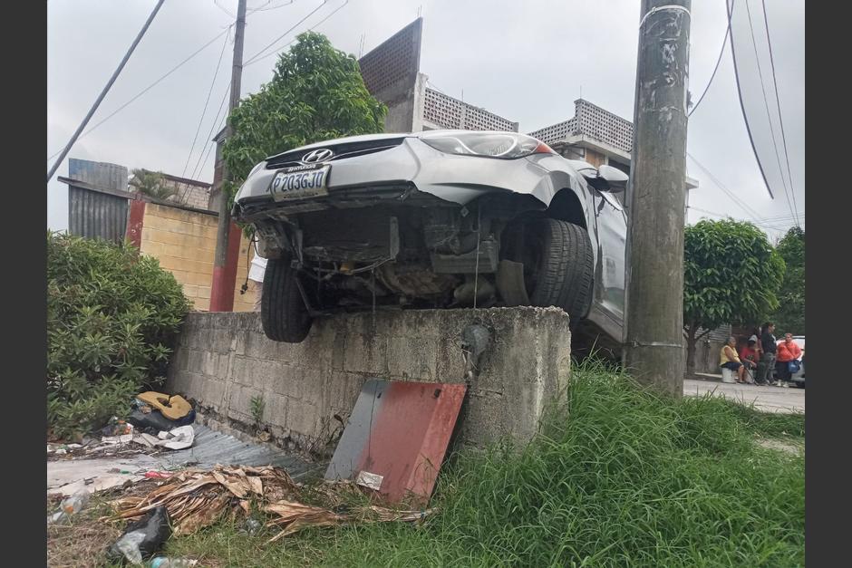 Un conductor fue secuestrado en su propio vehículo y tras una persecución policial, el presunto delincuente se empotró en un muro. (Foto: PNC)