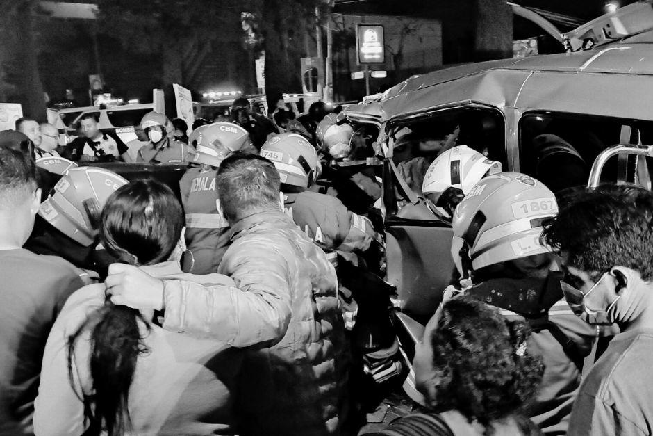 Un aparatoso accidente de tránsito múltiple ocurrió en la calzada San Juan, la noche de este domingo. (Foto: Bomberos Municipales)
