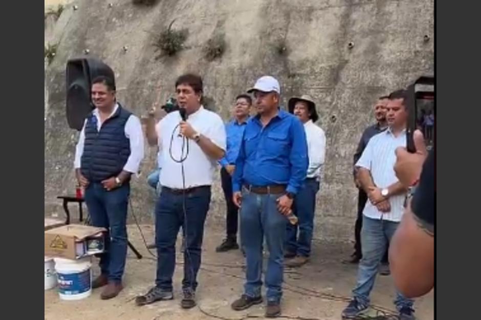 A pesar de no estar inscrito para participar en las Elecciones Generales, Carlos Pineda realizó una actividad en una comunidad de Villa Nueva. (Foto: captura de video)