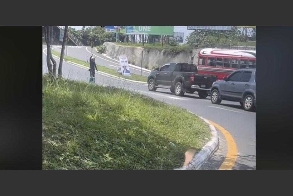 Un guatemalteco fue elogiado en redes sociales por su iniciativa para evitar accidentes en una ruta peligrosa de Chimaltenango. (Foto:&nbsp; captura de pantalla)&nbsp;