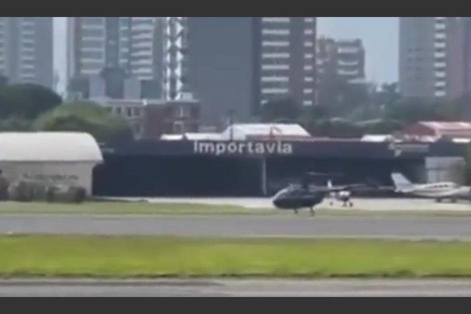 Un helicóptero a punto de despegar presentó fallas en el Aeropuerto La Aurora. (Foto: captura de pantalla)&nbsp;