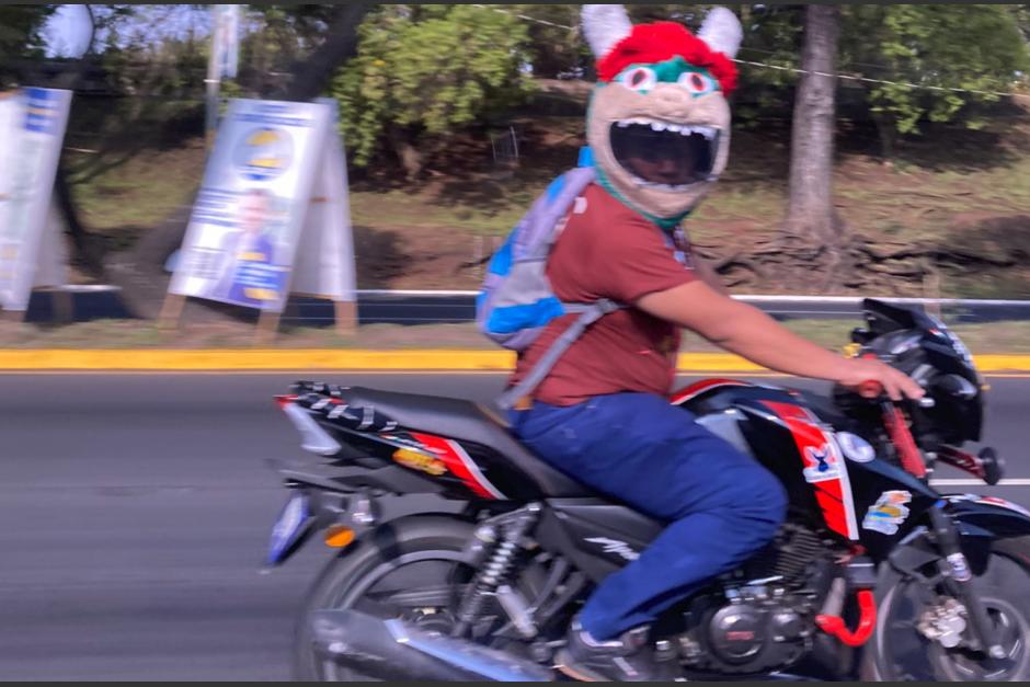 El motorista con un llamativo caso en el bulevar Liberación acaparó la atención en pleno tránsito vehicular y en redes sociales. (Foto: Museo Guatemalteco)&nbsp;