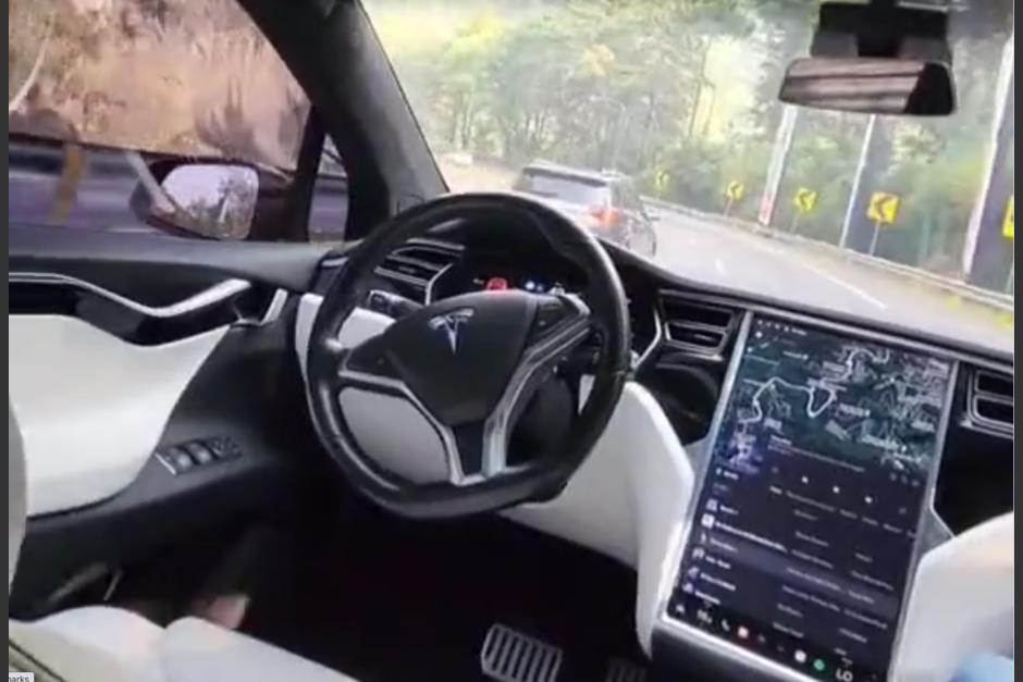 El video en redes sociales muestra el sistema "autopilot" de un Tesla en Guatemala. (Foto: captura de pantalla)&nbsp;