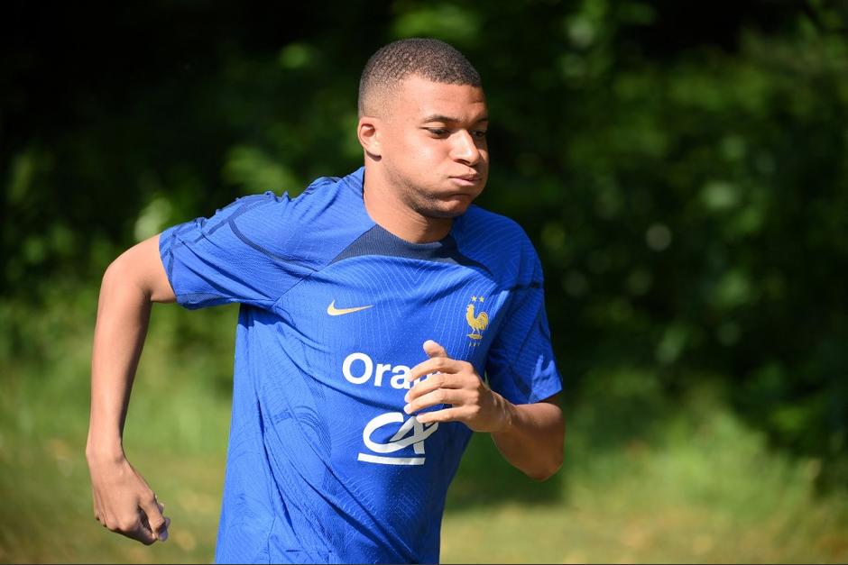Kylian Mbappé Lottin durante un entrenamiento con la selección de Francia. (Foto: AFP)