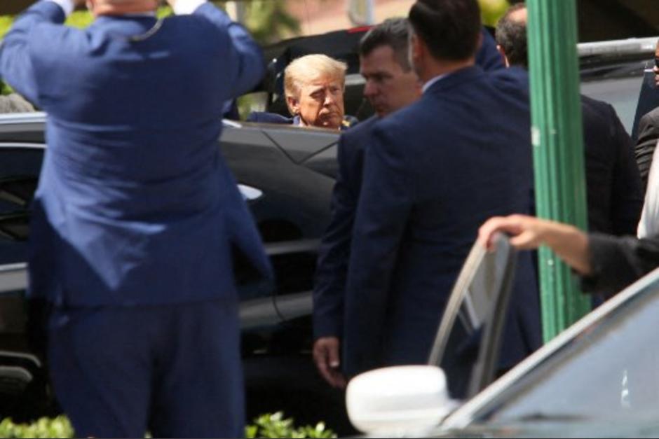 Con el seño fruncido y callado permaneció Donald Trump durante su permanencia en un tribunal de Miami.&nbsp;(Foto: AFP)