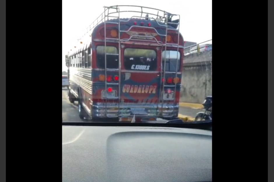 En redes sociales han denunciado irresponsabilidades de pilotos de buses en la Ciudad de Guatemala. (Foto: captura de pantalla)&nbsp;