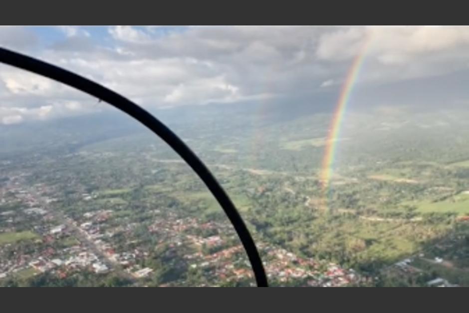 Un piloto de avión reveló cómo es volar "dentro" de un arcoíris. (Foto; captura de video)