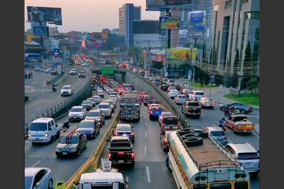 Un video muestra el fuerte tráfico en bulevar Los Próceres en la zona 10. (Foto: captura video)&nbsp;