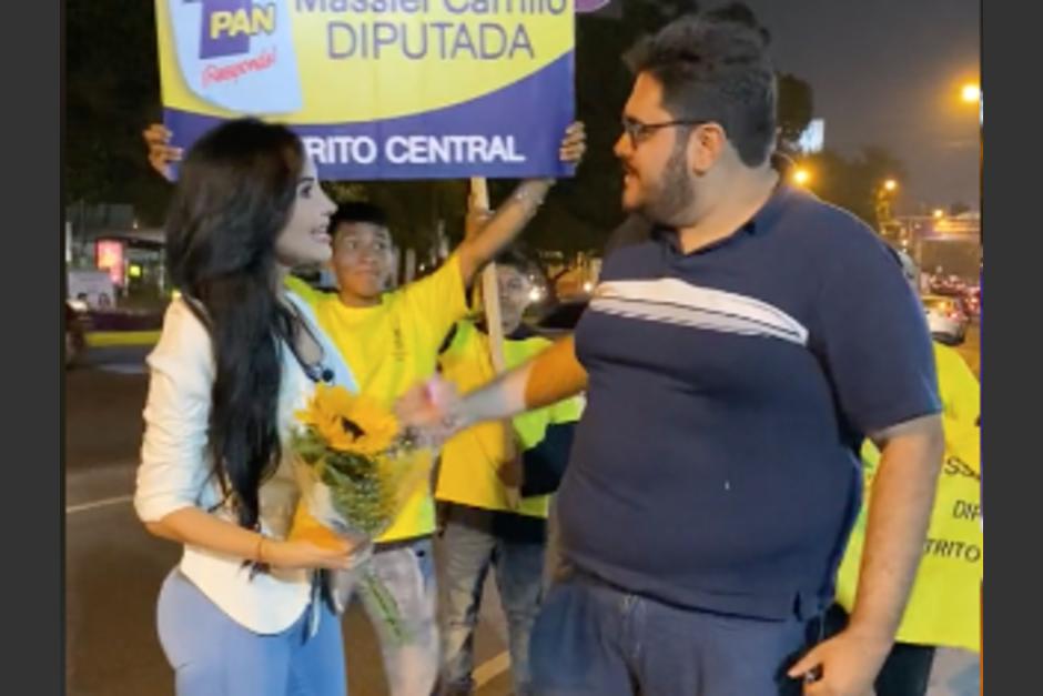 El simpatizante de Massiel Carrillo se viralizó a raíz de un video en el que entrega flores a la candidata. (Foto: captura de video)