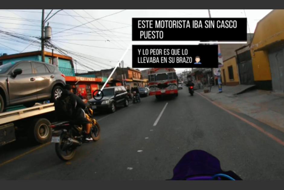 Un motorista grab&oacute; el percance que tuvo otro conductor que no portaba casco correctamente. (Foto: captura de video)