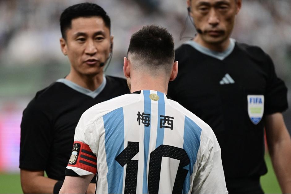 Leo Messi con su dorsal en chino. (Foto: AFP)