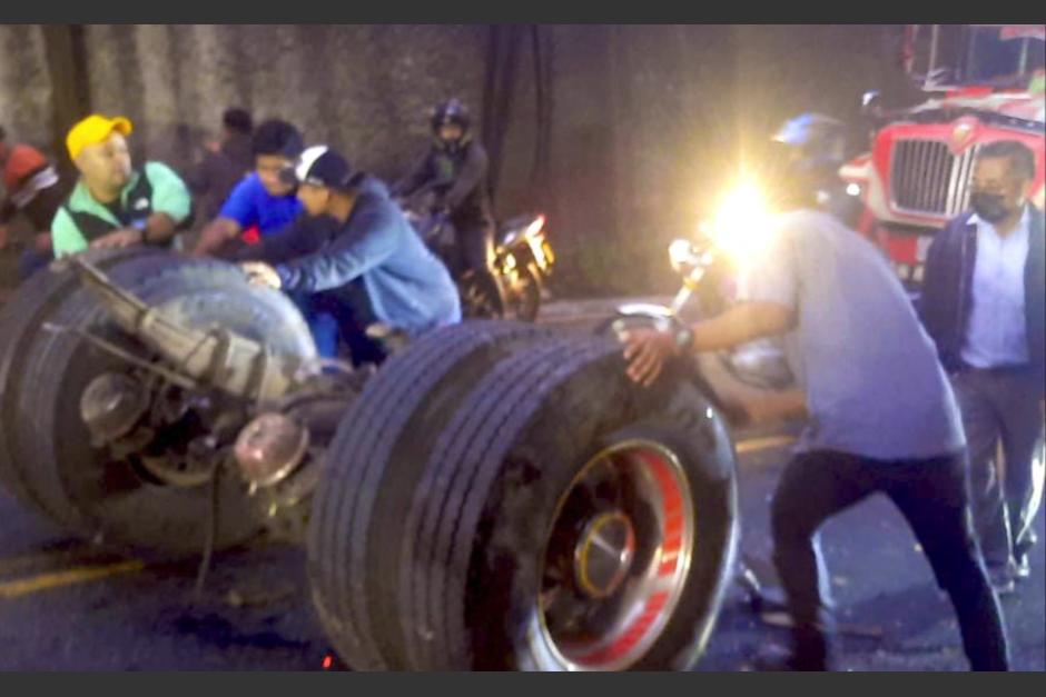 El eje trasero de un bus de transporte p&uacute;blico se desprendi&oacute; y provoc&oacute; un choque en la avenida Hincapi&eacute;. (Foto: Am&iacute;lcar Montejo)&nbsp;